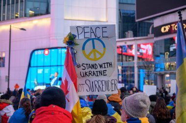 Toronto, ON, Kanada 3 Mart 2025: İnsanlar Dundas Meydanı 'ndaki Ukrayna Hakikat ve Adalet Yürüyüşüne katılıyor.