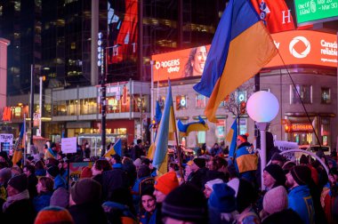 Toronto, ON, Kanada 3 Mart 2025: İnsanlar Dundas Meydanı 'ndaki Ukrayna Hakikat ve Adalet Yürüyüşüne katılıyor.