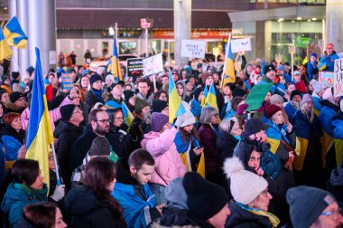 Toronto, ON, Kanada 3 Mart 2025: İnsanlar Dundas Meydanı 'ndaki Ukrayna Hakikat ve Adalet Yürüyüşüne katılıyor.