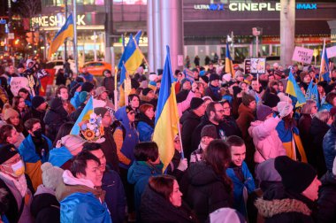 Toronto, ON, Kanada 3 Mart 2025: İnsanlar Dundas Meydanı 'ndaki Ukrayna Hakikat ve Adalet Yürüyüşüne katılıyor.