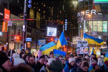 Toronto, ON, Kanada 3 Mart 2025: İnsanlar Dundas Meydanı 'ndaki Ukrayna Hakikat ve Adalet Yürüyüşüne katılıyor.
