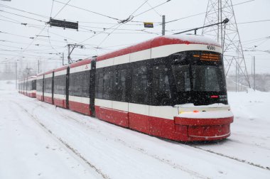 Toronto, ON, Kanada - 27 Şubat 2025: Toronto Ulaşım Komisyonu (TTC) tramvayı kar fırtınası sırasında bir istasyonda durdu