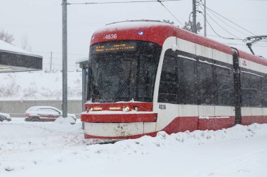 Toronto, ON, Kanada - 27 Şubat 2025: Toronto Ulaşım Komisyonu (TTC) tramvayı kar fırtınası sırasında bir istasyonda durdu