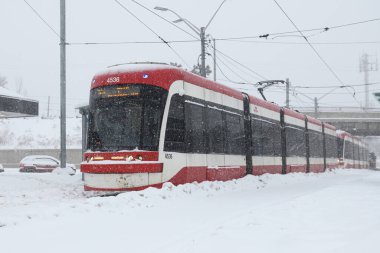 Toronto, ON, Kanada - 27 Şubat 2025: Toronto Ulaşım Komisyonu (TTC) tramvayı kar fırtınası sırasında bir istasyonda durdu