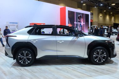 Toronto, ON, Kanada - 14 Şubat 2025: Toyota bZ4X Kanada Uluslararası Otomobil Fuarı 'nda sunuldu.