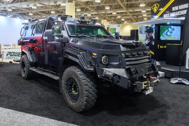 Toronto, ON, Kanada - 14 Şubat 2025: Terradyne Zırhlı Venikles Gurkha MPV 2025 Kanada Uluslararası Otomobil Fuarı 'nda sunuldu.