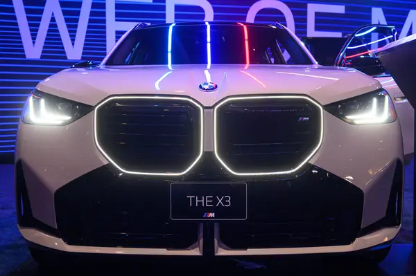 Toronto, ON, Kanada - 14 Şubat 2025: BMW X3 Kanada Uluslararası Otomobil Fuarı 'nda sunuldu.