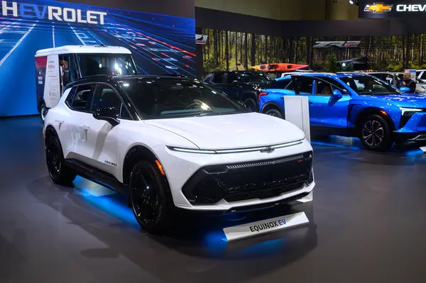 Toronto, ON, Kanada - 14 Şubat 2025: Chevrolet Equinox EV Kanada Uluslararası Otomobil Fuarı 'nda sunuldu.