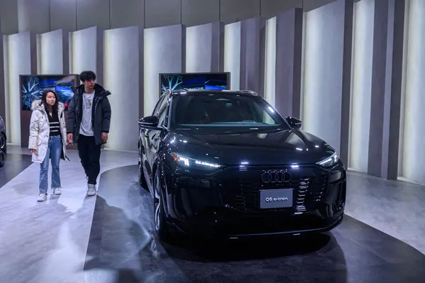 Toronto, ON, Kanada - 14 Şubat 2025: Audi Q6 e-tron Kanada Uluslararası Otomobil Fuarı 'nda sunuldu.