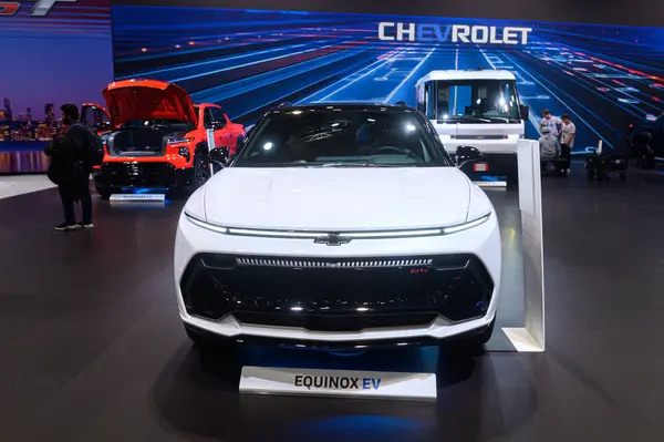 Toronto, ON, Kanada - 14 Şubat 2025: Chevrolet Equinox EV Kanada Uluslararası Otomobil Fuarı 'nda sunuldu.