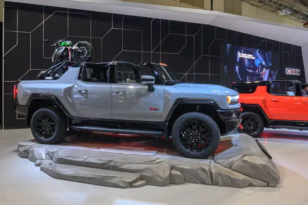Toronto, ON, Kanada - 14 Şubat 2025: Hummer EV Pickup Kanada Uluslararası Otomobil Fuarı 'nda sunuldu.