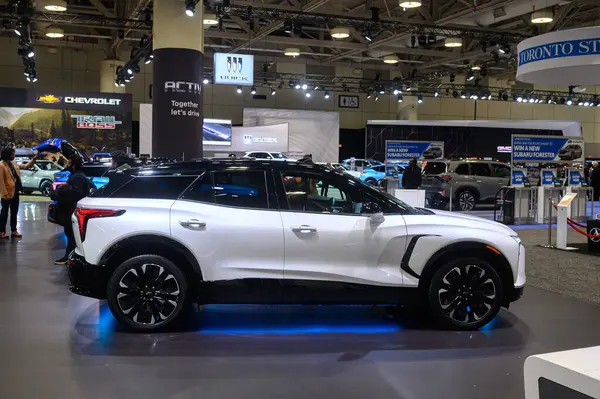 Toronto, ON, Kanada - 14 Şubat 2025: Chevrolet Equinox EV Kanada Uluslararası Otomobil Fuarı 'nda sunuldu.