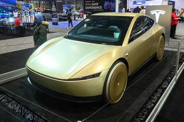 Toronto, ON, Kanada - 14 Şubat 2025: Tesla Model Q Kanada Uluslararası Otomobil Fuarı 'nda sunuldu.