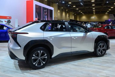 Toronto, ON, Kanada - 14 Şubat 2025: Toyota bZ4X Kanada Uluslararası Otomobil Fuarı 'nda sunuldu.