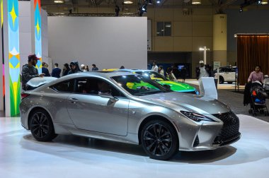 Toronto, ON, Kanada - 14 Şubat 2025: Lexus RC 300 AWD Kanada Uluslararası Otomobil Fuarı 'nda sunuldu.