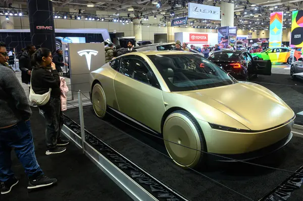 Toronto, ON, Kanada - 14 Şubat 2025: Tesla Model Q Kanada Uluslararası Otomobil Fuarı 'nda sunuldu.