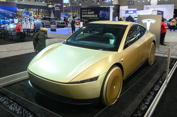 Toronto, ON, Kanada - 14 Şubat 2025: Tesla Model Q Kanada Uluslararası Otomobil Fuarı 'nda sunuldu.