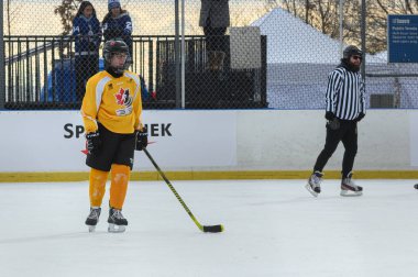 Toronto, ON, Kanada 26 Ocak 2025: Toronto Maple Leafs açık hava antrenmanı sırasında oynanan Kanada Kör Hokey maçı sırasında sarı takım oyuncusu.