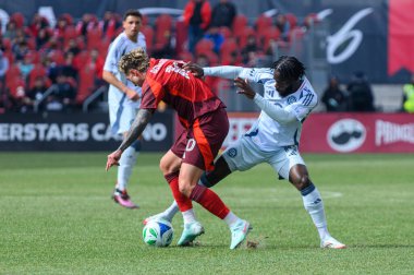 Toronto, ON, Kanada - 15 Mart 2025: # Toronto FC 'den Federico Bernardeschi BMO Field' da oynanan MLS maçında Chicago Fire FC 'den 19 numaralı Jonathan Bamba' ya meydan okudu..