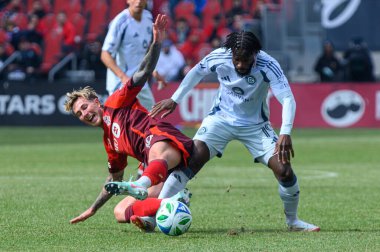 Toronto, ON, Kanada - 15 Mart 2025: # Toronto FC 'den Federico Bernardeschi BMO Field' da oynanan MLS maçında Chicago Fire FC 'den 19 numaralı Jonathan Bamba' ya meydan okudu..