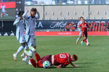 Toronto, ON, Kanada - 15 Mart 2025: # 8 Toronto FC oyuncusu Matty Longstaff, Chicago Fire FC oyuncularına karşı BMO Field 'da oynanan maçta yere düştü. Sayı 1: 2, Chicago İtfaiyesi kazandı.)