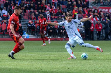 Toronto, ON, Kanada - 15 Mart 2025: Toronto FC 'den # 5 Kevin Long, Chicago Fire FC' den Hugo Cuypers 'ın BMO Field' daki MLS maçında attığı şutu blokladı. Sayı 1: 2, Chicago İtfaiyesi kazandı.)