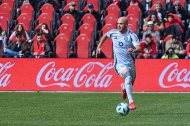 Toronto, ON, Kanada - 15 Mart 2025: Andrew Gutman # 15 Chicago Fire FC defansı Toronto FC-Chicago Fire FC arasındaki maçta topla koştu (1: 2 Chicago Fire FC kazandı))