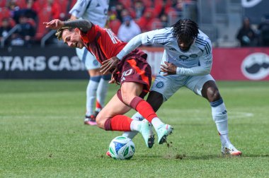 Toronto, ON, Kanada - 15 Mart 2025: # Toronto FC 'den Federico Bernardeschi BMO Field' da oynanan MLS maçında Chicago Fire FC 'den 19 numaralı Jonathan Bamba' ya meydan okudu..