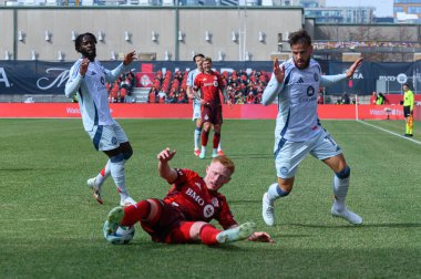 Toronto, ON, Kanada - 15 Mart 2025: # 8 Toronto FC oyuncusu Matty Longstaff, Chicago Fire FC oyuncularına karşı BMO Field 'da oynanan maçta yere düştü. Sayı 1: 2, Chicago İtfaiyesi kazandı.)