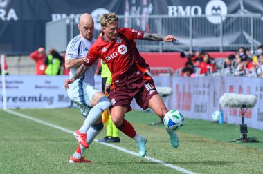 Toronto, ON, Kanada - 15 Mart 2025: # 10 Federico Bernardeschi Toronto FC 'de Chicago İtfaiye FC' den # 15 Andrew Gutman 'a karşı BMO Field' da oynanan MLS maçında mücadele etti. Sayı 1: 2, Chicago İtfaiyesi kazandı.)