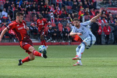 Toronto, ON, Kanada - 15 Mart 2025: Toronto FC 'den # 5 Kevin Long, Chicago Fire FC' den Hugo Cuypers 'ın BMO Field' daki MLS maçında attığı şutu blokladı. Sayı 1: 2, Chicago İtfaiyesi kazandı.)