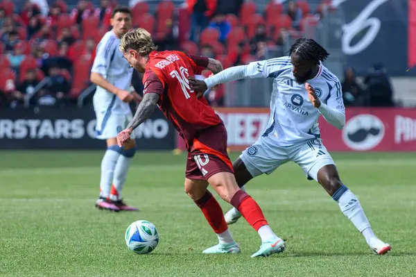 Toronto, ON, Kanada - 15 Mart 2025: # Toronto FC 'den Federico Bernardeschi BMO Field' da oynanan MLS maçında Chicago Fire FC 'den 19 numaralı Jonathan Bamba' ya meydan okudu..