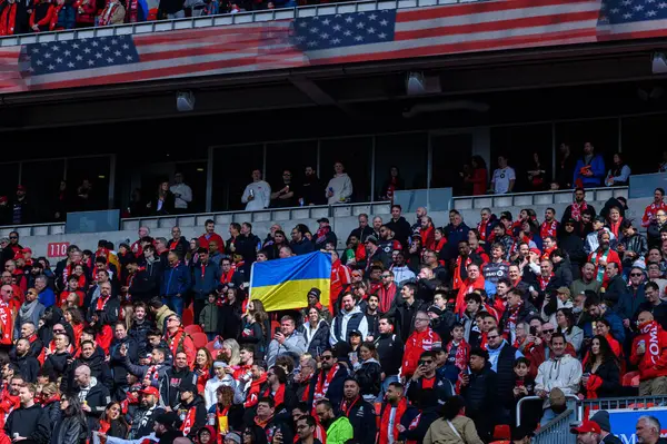 Toronto, ON, Kanada - 15 Mart 2025 Toronto FC taraftarları MLS maçında BMO Field 'da Chicago Fire FC' ye karşı tezahürat yaptılar. Kalabalık arasında bir Ukrayna bayrağı görülüyor. Sayı 1: 2, Chicago İtfaiyesi kazandı.)