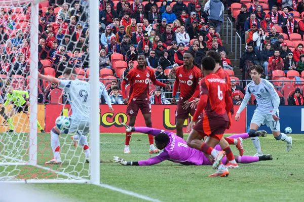 Toronto, ON, Kanada - 15 Mart 2025: # 9 Chicago Fire FC 'den Hugo Cuypers, BMO Field' da oynanan MLS maçında Toronto FC 'den Sean Johnson' ı geçti. Sayı 1: 2, Chicago İtfaiyesi kazandı.)