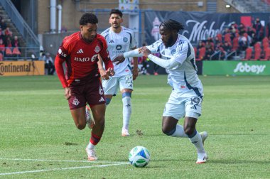 Toronto, ON, Kanada - 15 Mart 2025: Toronto FC 'den # 6 Kosi Thompson Chicago Fire FC' den # 19 Jonathan Bamba ile BMO Field 'da oynanan MLS maçında karşılaşacak. Sayı 1: 2, Chicago İtfaiyesi kazandı.)