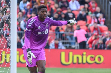 Toronto, ON, Kanada - 15 Mart 2025: Sean Johnson # 1 numaralı Toronto FC kalecisi Chicago Fire FC 'ye karşı oynadığı maçta defans oyuncularına golünün yakınında talimatlar verdi. Sayı 1: 2, Chicago İtfaiyesi kazandı.)
