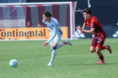 Toronto, ON, Kanada - 15 Mart 2025: Chicago İtfaiye FC 'nin 17 numaralı orta saha oyuncusu Brian Gutirrez, Toronto FC' nin 14 numaralı orta saha oyuncusu, BMO Field 'da oynanan MLS maçında yakından takip ediyor. Sayı 1: 2, Chicago Fire FC .