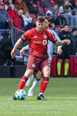 Toronto, ON, Kanada - 15 Mart 2025: # 5 Toronto FC 'den Kevin Long, Chicago Fire FC' den # 9 Hugo Cuypers 'ın baskısı altında BMO Field' da oynanan maçta topu kontrol ediyor. Sayı 1: 2, Chicago İtfaiyesi kazandı.)