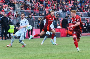 Toronto, ON, Kanada - 15 Mart 2025: Toronto FC 'den Federico Bernardeschi # 10 numara Chicago İtfaiye FC' den Hugo Cuypers # 9 numara BMO Field 'da oynanan maçta topu kontrol ediyor. Toronto FC 'den Matty Longstaff # 8 destek için yarışıyor. (Scor