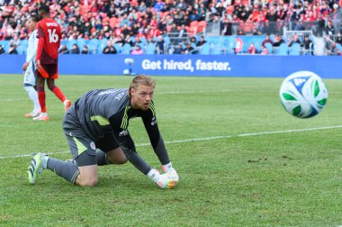 Toronto, ON, Kanada - 15 Mart 2025: Chris Brady (# 1), Chicago Fire FC 'nin kalecisi, MLS maçında Toronto FC' ye karşı BMO Field 'da oynanan şut girişiminin ardından tepki gösterdi. Kaleci, topu yanından geçerken seyreder. Sayı: 1-2, Chicago Fire F