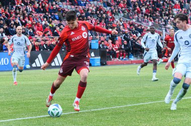 Toronto, Kanada - 15 Mart 2025: Toronto FC 'den Markus Cimermancic # 71 topu kontrol ederken, Chicago Fire FC defans oyuncuları tarafından BMO Field' da yakından takip ediliyor. 1: 2 Chicago İtfaiyesi kazandı.)