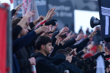 Toronto, ON, Kanada - 15 Mart 2025: Toronto FC ultra taraftarları BMO Field 'da Chicago Fire FC' ye karşı oynanan maçta ellerini kaldırdılar. Sayı 1: 2, Chicago İtfaiyesi kazandı.)