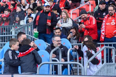 Toronto, ON, Kanada - 15 Mart 2025: Toronto FC taraftarları BMO Field 'da Chicago Fire FC' ye karşı oynanan maçtan önce bir şahinin fotoğraflarını çekiyor. Kuş Toronto FC tılsımı. Sayı 1: 2, Chicago İtfaiyesi kazandı.)