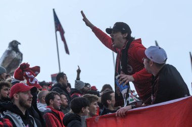 Toronto, ON, Kanada - 15 Mart 2025: Toronto FC ultra taraftarları BMO Field 'da Chicago Fire FC ile oynanan maçta megafonla bayraklar ve kurşun ilahiler sallıyorlar. Sayı 1: 2, Chicago İtfaiyesi kazandı.)