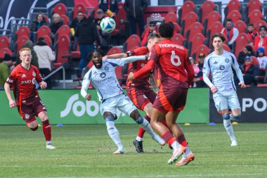 Toronto, ON, Kanada - 15 Mart 2025: # 19 Jonathan Bamba Chicago İtfaiye FC 'den Toronto FC defans oyuncusuna karşı BMO Field' da oynanan maçta mücadele ediyor. Sayı 1: 2, Chicago İtfaiyesi kazandı.)