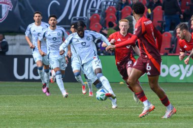 Toronto, ON, Kanada - 15 Mart 2025: # 19 Jonathan Bamba Chicago İtfaiye FC 'den Toronto FC defans oyuncusuna karşı BMO Field' da oynanan maçta mücadele ediyor. Sayı 1: 2, Chicago İtfaiyesi kazandı.)