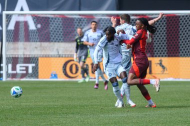 Toronto, ON, Kanada - 15 Mart 2025: # 19 Jonathan Bamba Chicago İtfaiye FC 'den # 19 Kobe Franklin ile BMO Field' da oynanan MLS maçında karşı karşıya geldi. Sayı 1: 2, Chicago İtfaiyesi kazandı.)