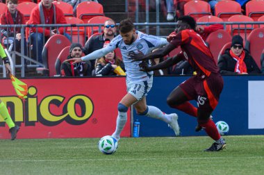 Toronto, ON, Kanada - 15 Mart 2025: Philip Zinckernagel # 31 Chicago İtfaiyecisi Nicksoen Gomis # 15 Toronto FC 'ye karşı BMO Field' da oynanan maçta top sahibi olmak için mücadele ediyor. Sayı 1: 2, Chicago İtfaiyesi kazandı.)
