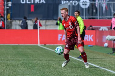 Toronto, ON, Kanada - 15 Mart 2025: # 8 Toronto FC 'den Matty Longstaff BMO Field' da Chicago Fire FC 'ye karşı oynanan maçta topu kenarda tutuyor. Sayı 1: 2, Chicago İtfaiyesi kazandı.)