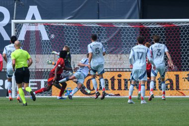 Toronto FC ve Chicago Fire FC arasında oynanan MLS maçında her iki takımın oyuncuları da top için BMO Field 'da mücadele ediyor. Sayı 1: 2, Chicago İtfaiyesi kazandı.)